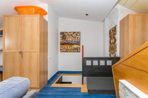 sala de estar con cama y armario en BaruHaus duplex piscina y parking, en Villamañán