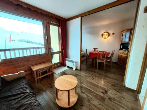 un salon avec un canapé et une table dans l'établissement Résidence Le Belvedere - Résidence BELVEDERE N°36 MAE-5301, à La Plagne Tarentaise