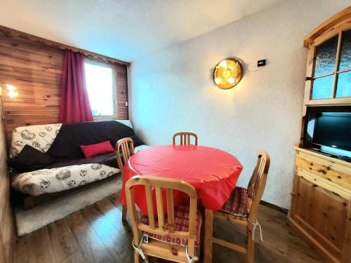 un salon avec une table et un canapé dans l'établissement Résidence Le Belvedere - Résidence BELVEDERE N°36 MAE-5301, à La Plagne Tarentaise