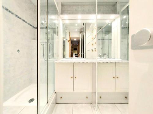 une salle de bain blanche avec une douche et un lavabo dans l'établissement Résidence Le Belvedere - Résidence BELVEDERE N°36 MAE-5301, à La Plagne Tarentaise