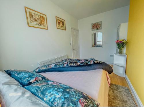 a bedroom with a bed and a couch at 1 bed cozy apartment central London in London