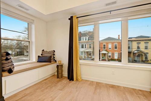 a window seat in a living room with a view at Central and Luxury 2BR Suite with Den & BBQ, Sleeps 6! in St. Catharines