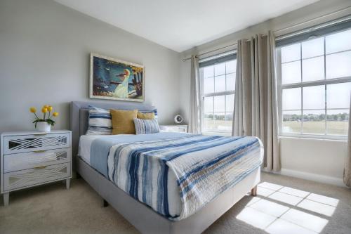 een slaapkamer met een bed en twee ramen bij Bird View at Parklake in Springboro
