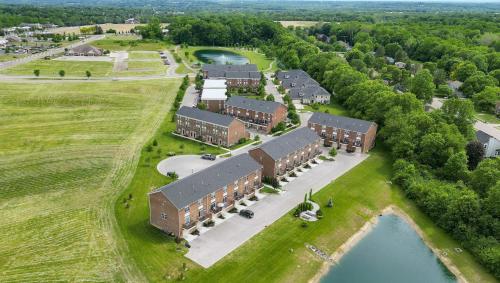 een uitzicht over de campus met een gebouw bij Bird View at Parklake in Springboro