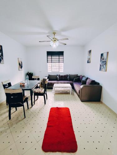 Ruang duduk di Beautiful home in Tangier Beau Site Parking