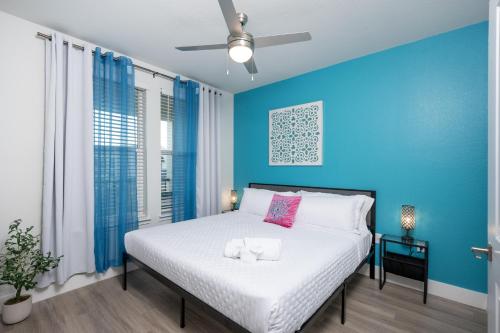 Ένα ή περισσότερα κρεβάτια σε δωμάτιο στο Resort Feel - King Bed - POOL - Hot Tub - Long Stay - Pets - Moffitt - Gated - Gym - Wifi - USF - Elevators - WT2