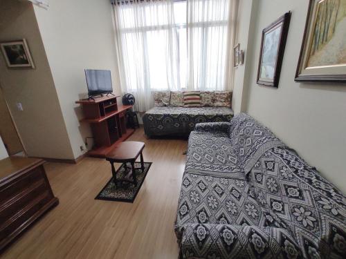 a living room with a couch and a table at Apartamento no centro in Teresópolis