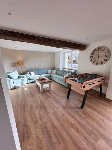 un salon avec un canapé et une table dans l'établissement La Ruche, à La ForestiÃ¨re