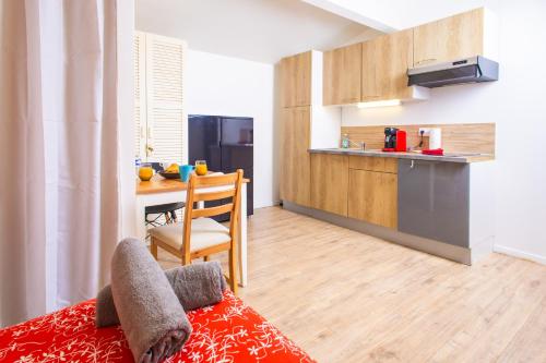 un salon avec une cuisine et une table dans l'établissement Appartement Jelyad Terres Fortes 2 à 10 minutes de Disney, à Chanteloup-en-Brie