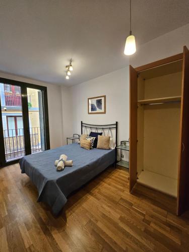 Near Ramblas flat with 3 Room, 2 full Bathrooms-Min 32 days