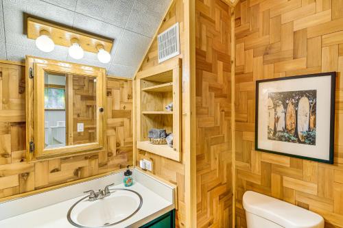 Koupelna v ubytování Graeagle Vacation Rental Cabin with Game Room!