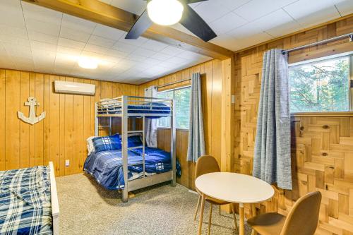 Postel nebo postele na pokoji v ubytování Graeagle Vacation Rental Cabin with Game Room!