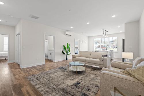 Et opholdsområde på Chic 2BR at The Poplin - Southside Chattanooga