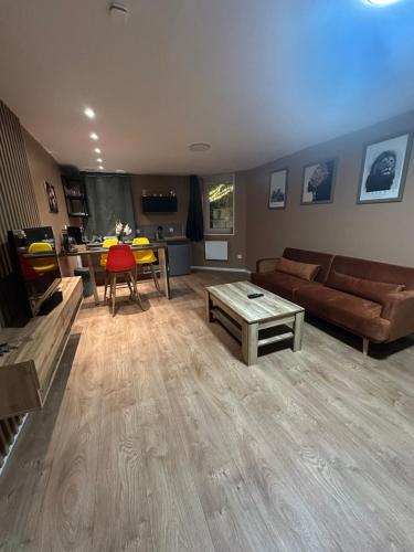 un salon avec un canapé et une table dans l'établissement EASYHOME DUNKERQUE, à Dunkerque