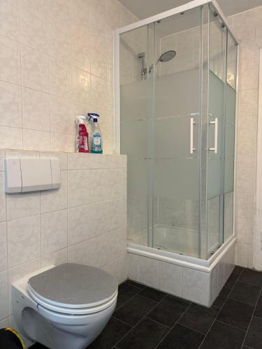 Bilik mandi di Duplex Schlafzimmer in Haus