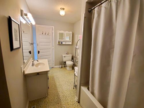 Ένα μπάνιο στο Walking Distance to downtown Grand Haven