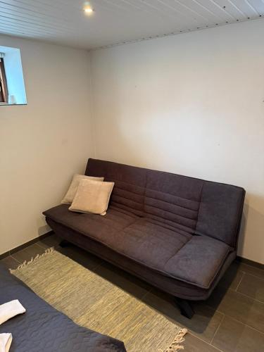 Posezení v ubytování Værelse med 2 senge og sovesofa