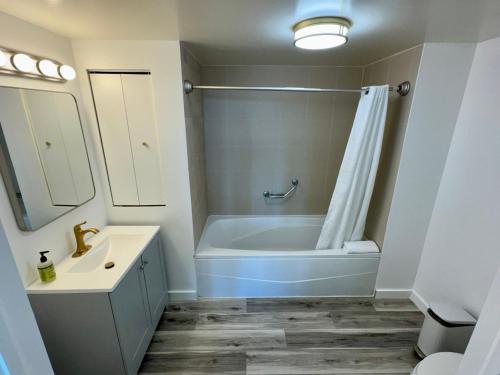 une salle de bain avec une baignoire, des toilettes et un lavabo dans l'établissement Balcony Ocean View ! Pool - WiFi - Gym - Parking, à Miami