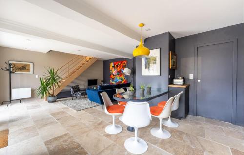 un salon avec une table et des chaises dans l'établissement Amazing Home In Vienne-En-Arthies, à Vienne-en-Arthies