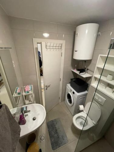 ポドゴリツァにあるApartman Starsのバスルーム(シンク、トイレ、電子レンジ付)