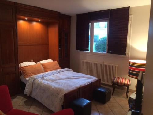 1 dormitorio con cama y ventana en Un Homme Et Une Femme, en Deauville