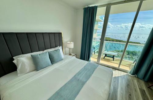 Postel nebo postele na pokoji v ubytování Balcony Ocean View ! WiFi - Pool - Gym - Parking