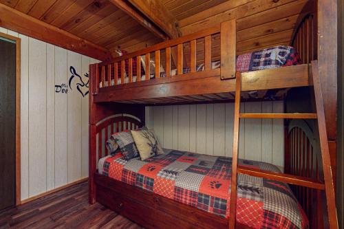 a bedroom with two bunk beds in a cabin at The Hideaway in Ronald