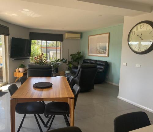 Χώρος καθιστικού στο Merimbula Lake Apartments