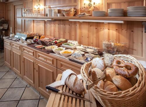 Eine Küche mit einem Haufen Brot auf der Theke in der Unterkunft Hotel Eschenhof in Kirchheim