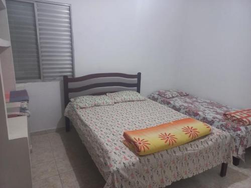 a bedroom with two twin beds and a window at Apartamento para temporada Garanhuns in Garanhuns