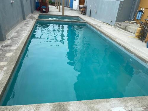 a swimming pool with blue water in a building at Tres dormitorios sector Wyndham y la Quadra in Manta