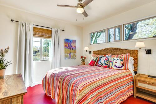 Postel nebo postele na pokoji v ubytování Gazebo, Patios and Grill Colorful Tucson Retreat!