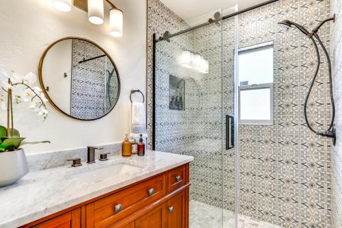 Koupelna v ubytování Gazebo, Patios and Grill Colorful Tucson Retreat!