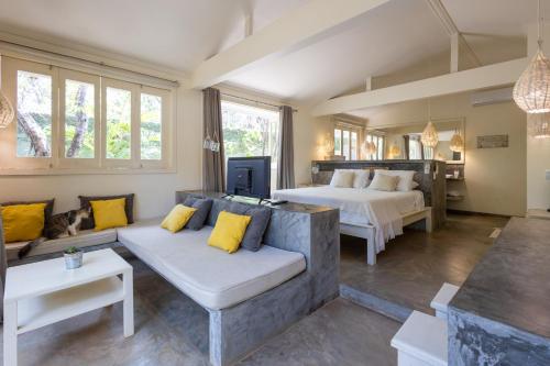 a living room with two beds and a couch at Casa Kokoro in Pipa