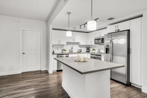 Comfort and Convenience 2BR Unit with Free Parking photo 3