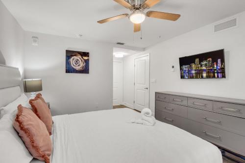 Comfort and Convenience 2BR Unit with Free Parking photo 15
