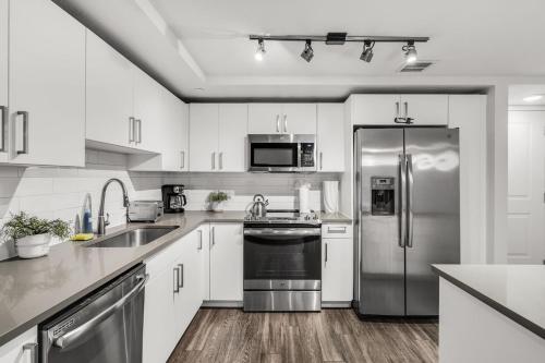 Comfort and Convenience 2BR Unit with Free Parking photo 7
