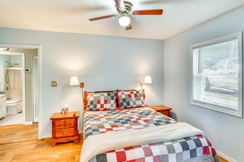 ein Schlafzimmer mit einem Bett und einem Deckenventilator in der Unterkunft Riverfront Newland Home with Pool and Golf Club Access in Newland