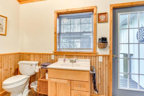 ein Badezimmer mit Toilette und Waschbecken in der Unterkunft Riverfront Newland Home with Pool and Golf Club Access in Newland