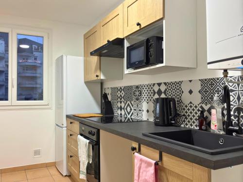Η κουζίνα ή μικρή κουζίνα στο La Tour - Tout confort - Hypercentre - Balcon #SirDest