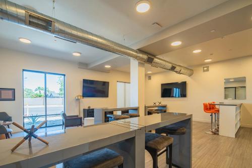 Una cocina o zona de cocina en Sunshine & Serenity! Large Pool and Fitness Center