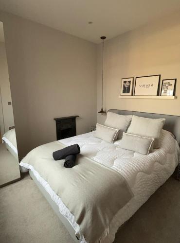 a bedroom with a large bed with white sheets and pillows at West Bridgford 2 Bed 2 Bathroom Apartment with parking in West Bridgford