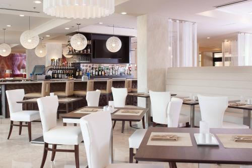 Delta Hotels by Marriott Orlando Lake Buena Vista Image