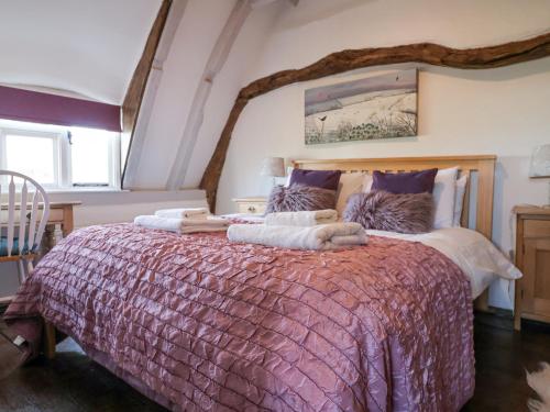 Un pat sau paturi într-o cameră la Pudding Cottage, Westleton