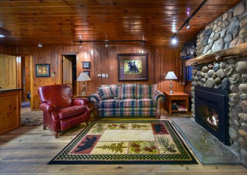 Ruang duduk di Bear Foot Pines