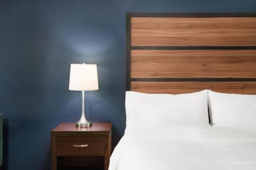 Postel nebo postele na pokoji v ubytování Garner Hotel Topeka West by IHG
