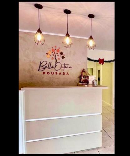 eine Bar in einer Küche mit Lichtern an der Wand in der Unterkunft Pousada Bello Outono in Canela