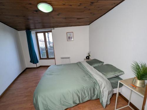 - une chambre avec un grand lit et un plafond en bois dans l'établissement Le Nanty - Appartement Duplex Cosy et Central- Accès Gare et Centre Ville, à Poitiers