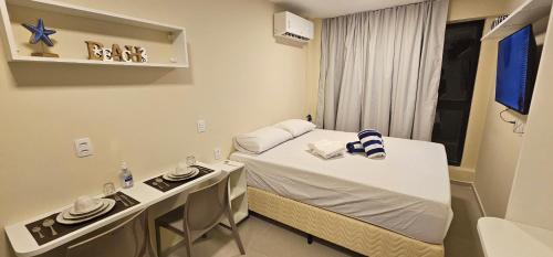 um quarto de hospital com uma cama e uma escrivaninha em Mare Alta Tamandaré em Tamandaré