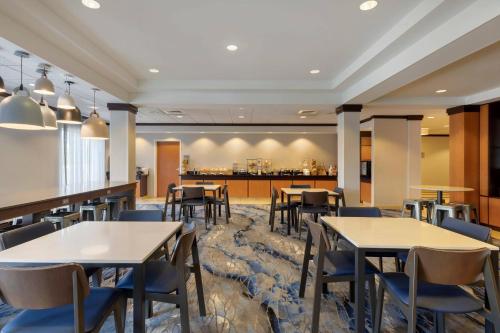a restaurant with tables and chairs and a bar at Fairfield Inn & Suites by Marriott Rockford in Rockford